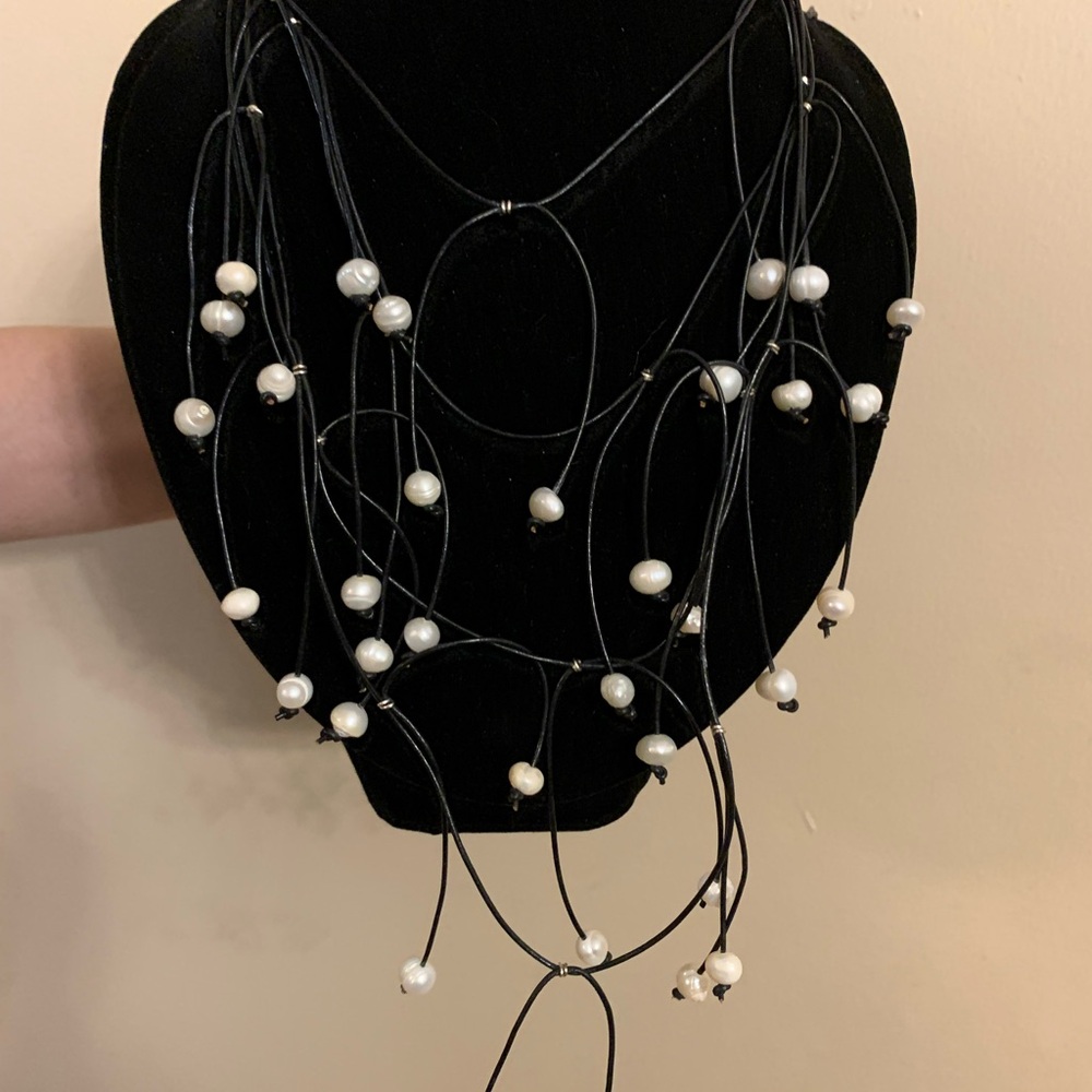 Elegant Black and White Pearl Necklace